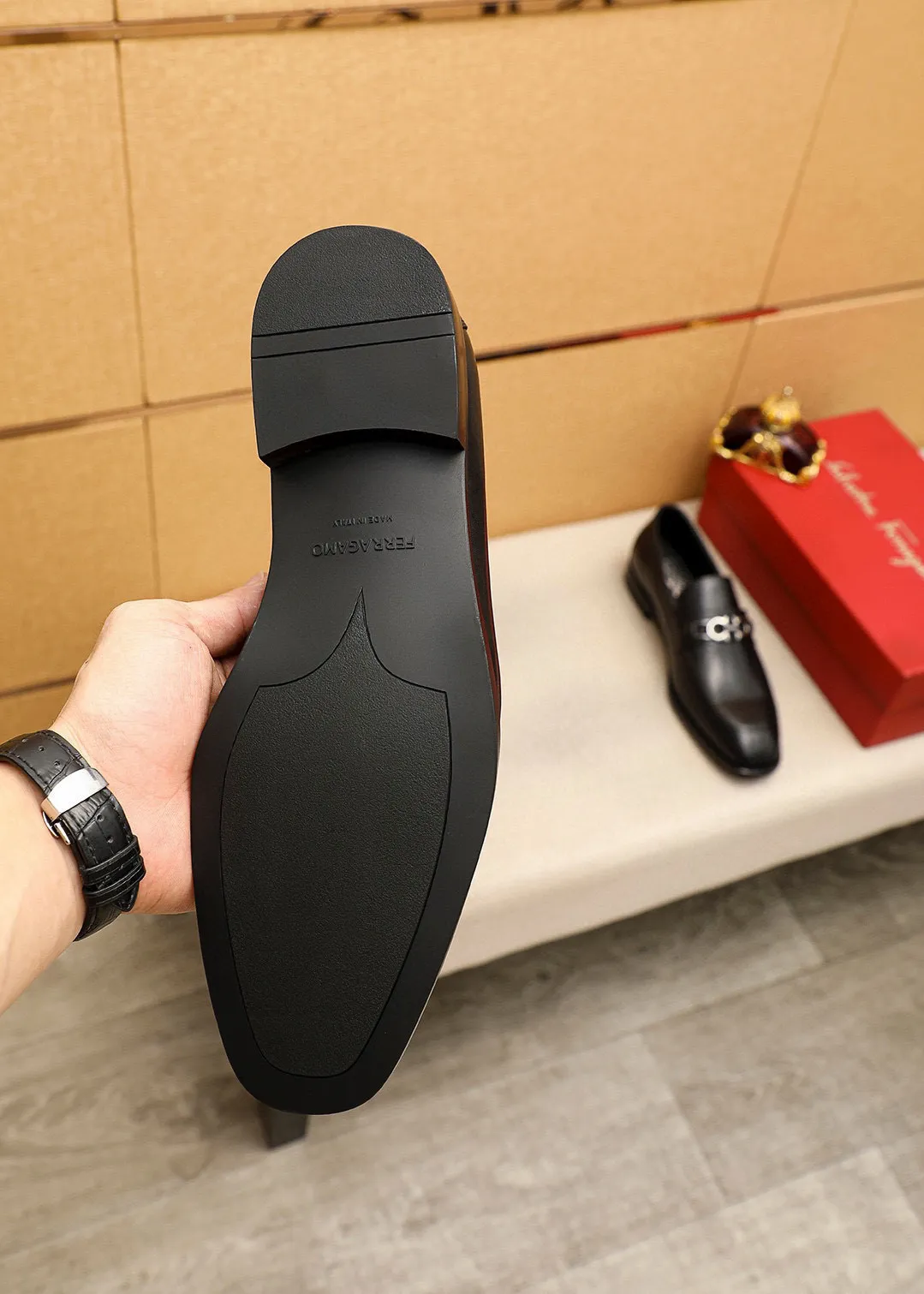 Men's shoes 💰460 💐 Product trademark: Ferragamo "Ferragamo" casual leather shoes Regular size: 38-44 (45.46🉑️customized) Product materials: Selected imported first-layer calfskin upper + luxury hardware buckle, imported water-dyed cowhide leather lining. Strong three-dimensional visual effect, original rubber outsole Color: 1⃣️color optional